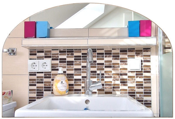 A mirroe with tap water
